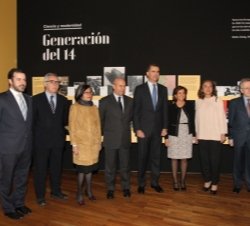 El Príncipe de Asturias acompañado por las autoridades asistentes al acto y los comisarios de la exposición
